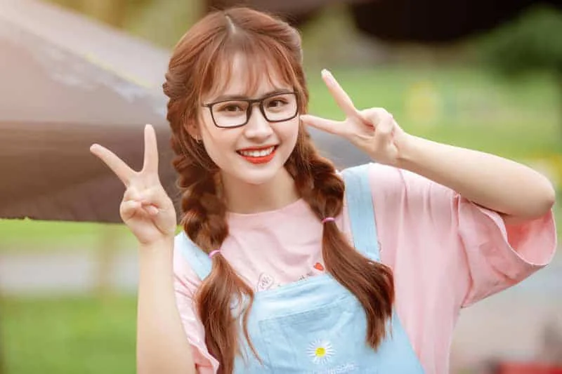Hình gái xinh cười nhí nhảnh trước máy ảnh.