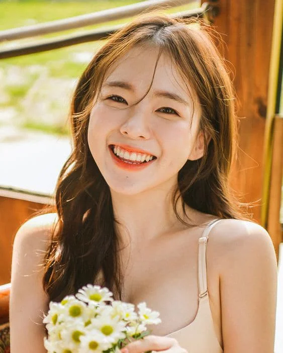 Hình gái xinh cười tươi đẹp tựa nàng thơ trong truyện cổ tích.