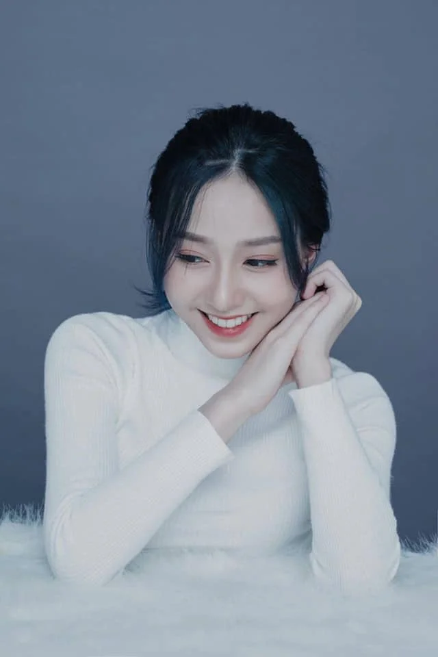 Hình ảnh cô nàng Việt Nam cười tươi tạo điểm nhấn cho tấm hình.