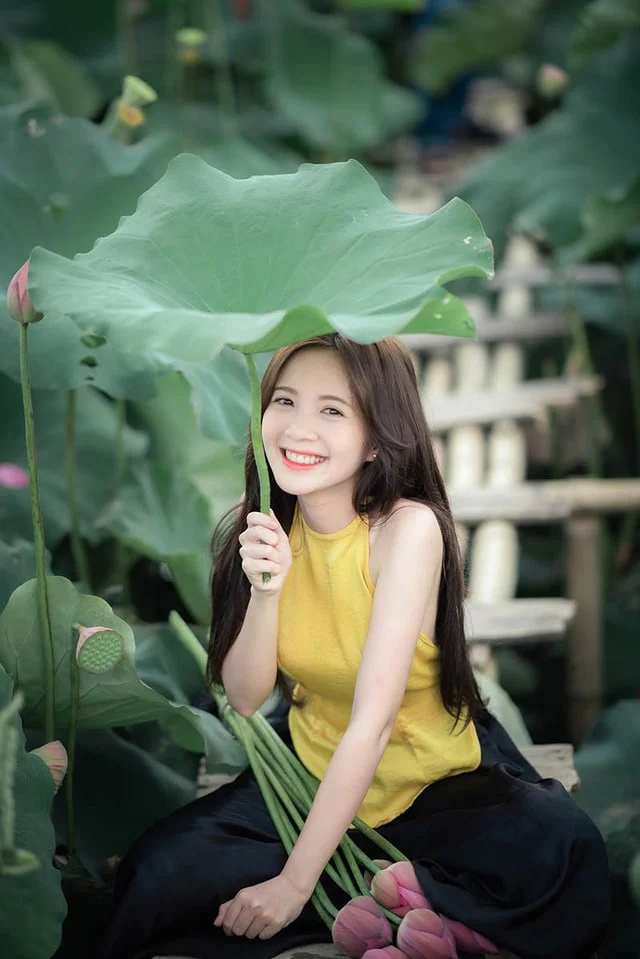 Ảnh gái đẹp cười tươi chụp hình bên hồ sen giản dị.