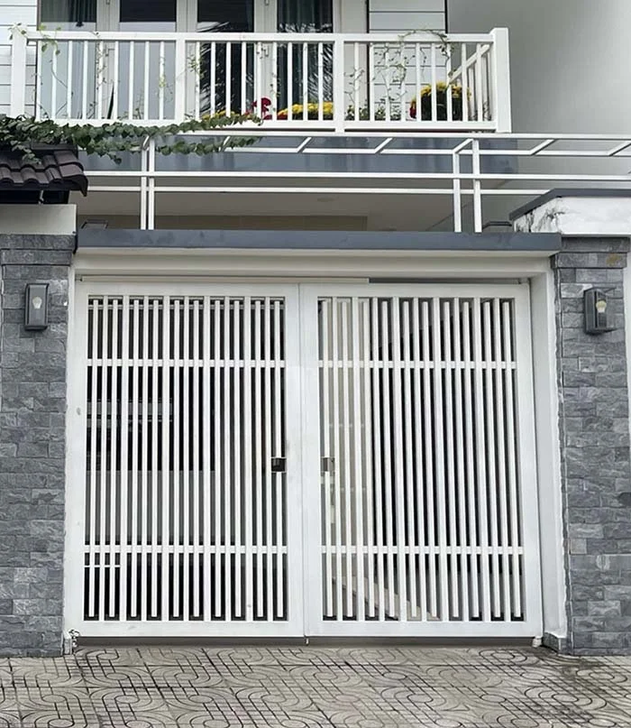 Mẫu cửa cổng sắt 2 cánh đẹp đơn giản cho nhà phố và nhà vườn