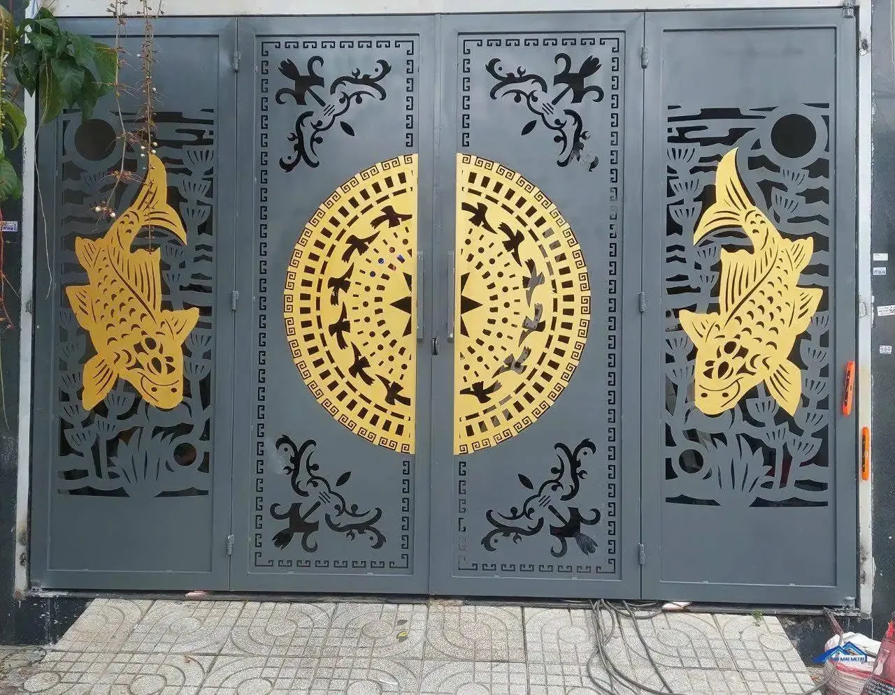 Mẫu cửa cổng đẹp họa tiết cá chép và hoa văn truyền thống