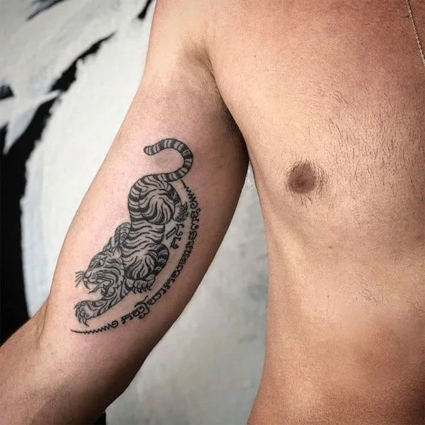 Hình xăm khmer cánh tay hình con hổ và chữ cổ