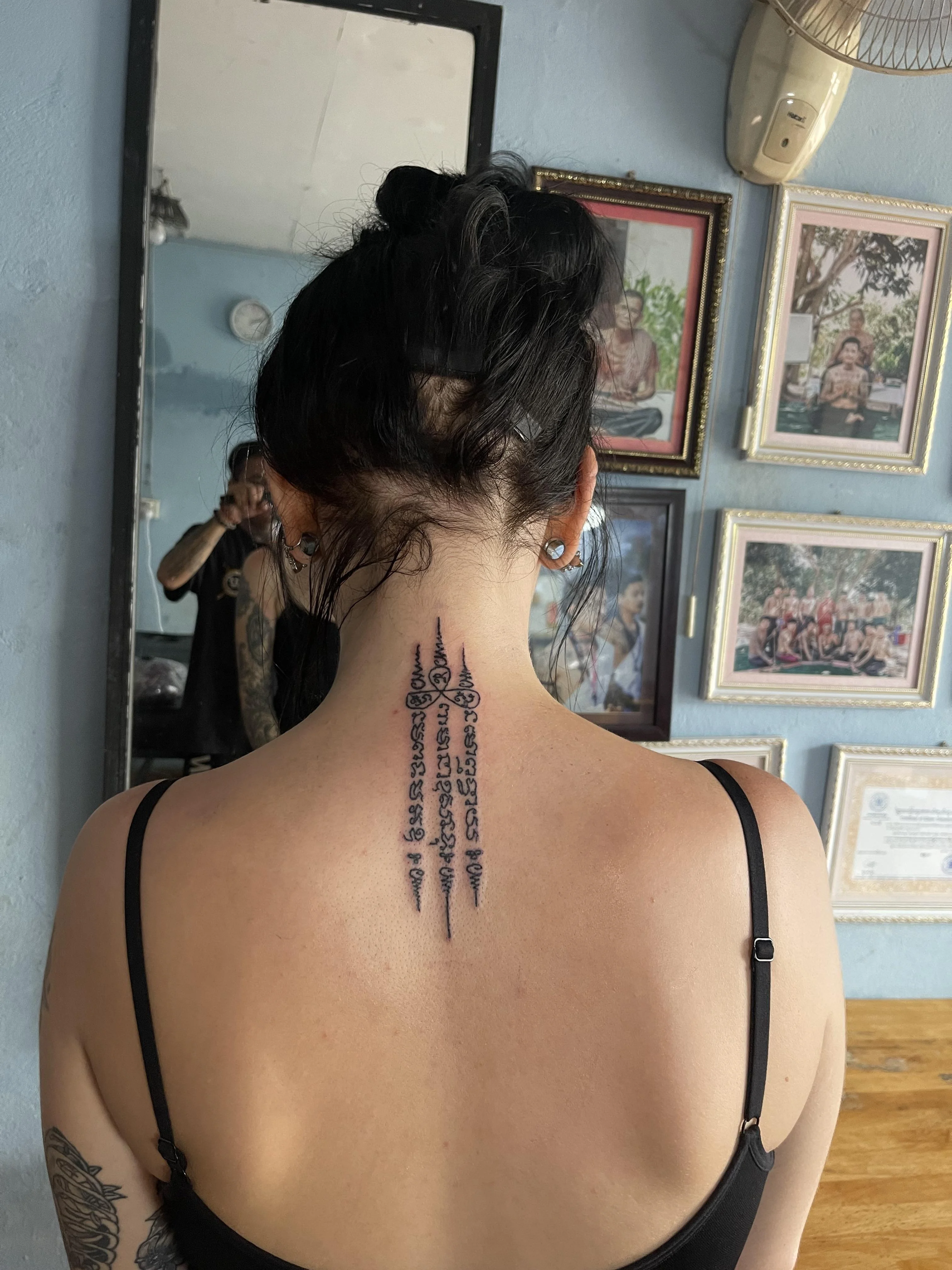 Hình xăm Sak Yant truyền thống Khmer với que tre, mang ý nghĩa hạnh phúc, lòng tốt và sự bảo vệ : r/cambodia