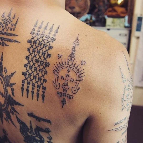 Hình xăm khmer lưng với cột chữ và hình thần cổ