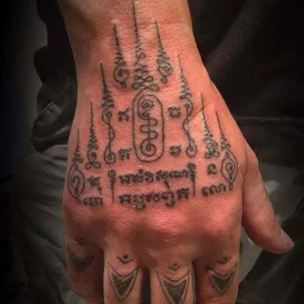 Hình xăm chữ Khmer trên mu bàn tay