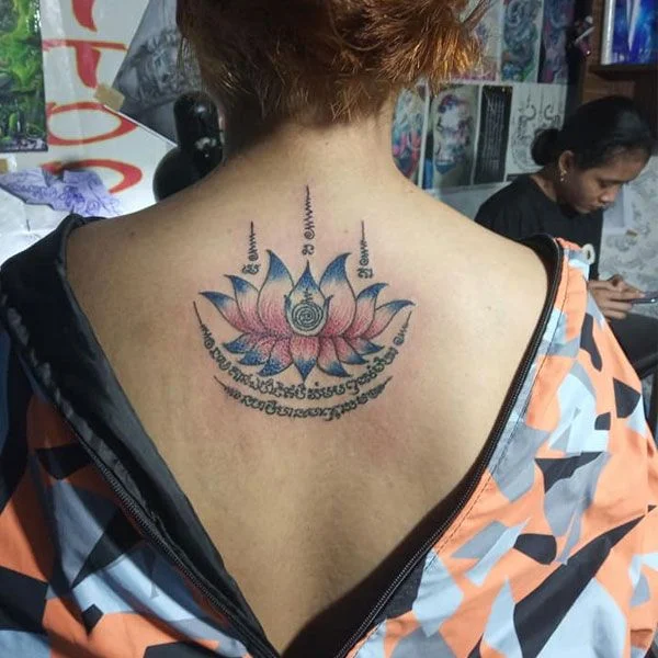 Hình xăm hoa sen phong cách Khmer trên lưng