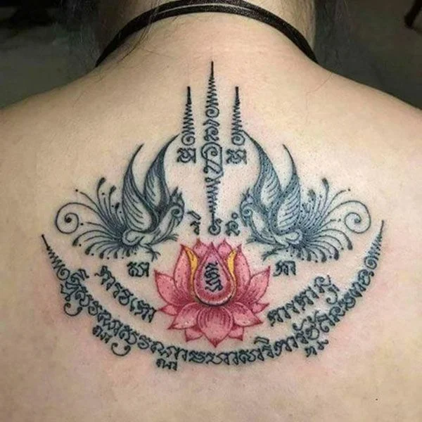 Hình xăm Khmer biểu tượng hoa sen và chim thiên nga trên lưng