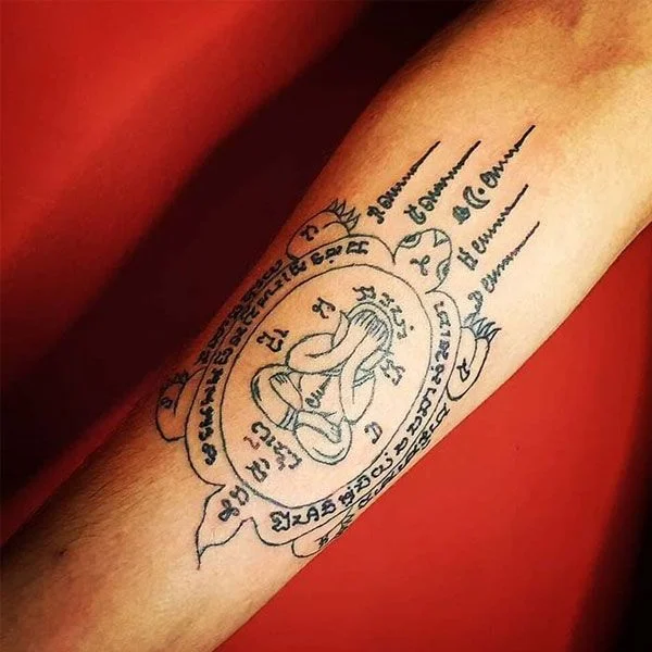 Hình xăm khmer cánh tay hình tròn yantra chữ cổ