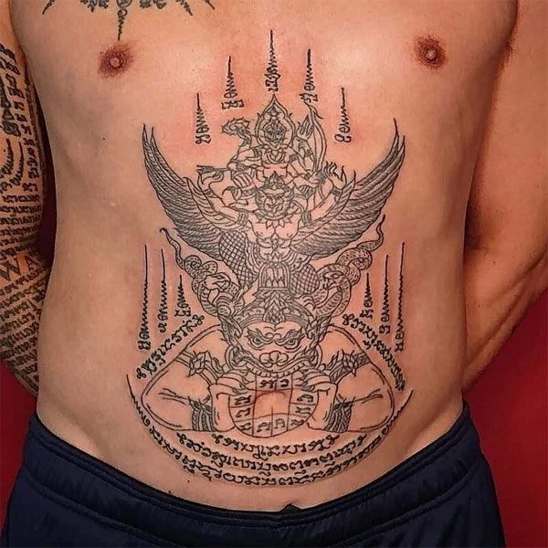 Hình xăm khmer ngực với hình thần Garuda và chữ cổ