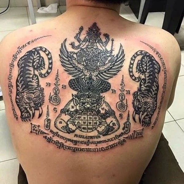 Hình xăm Khmer hổ và thần linh kín lưng