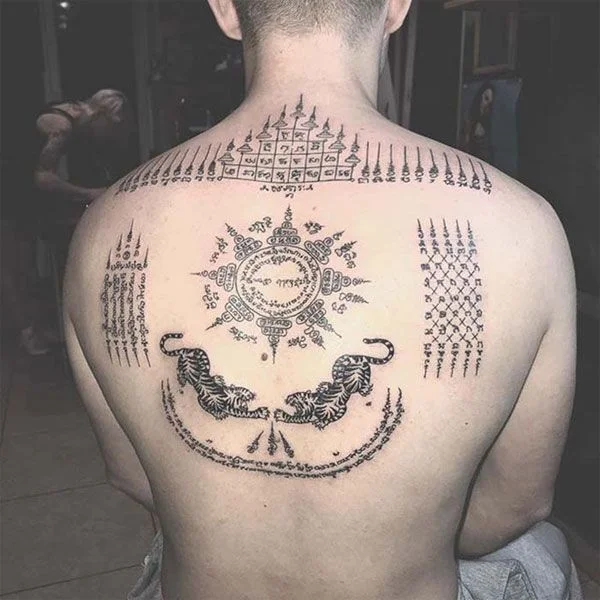 Hình xăm Khmer biểu tượng mặt trời và hổ trên lưng