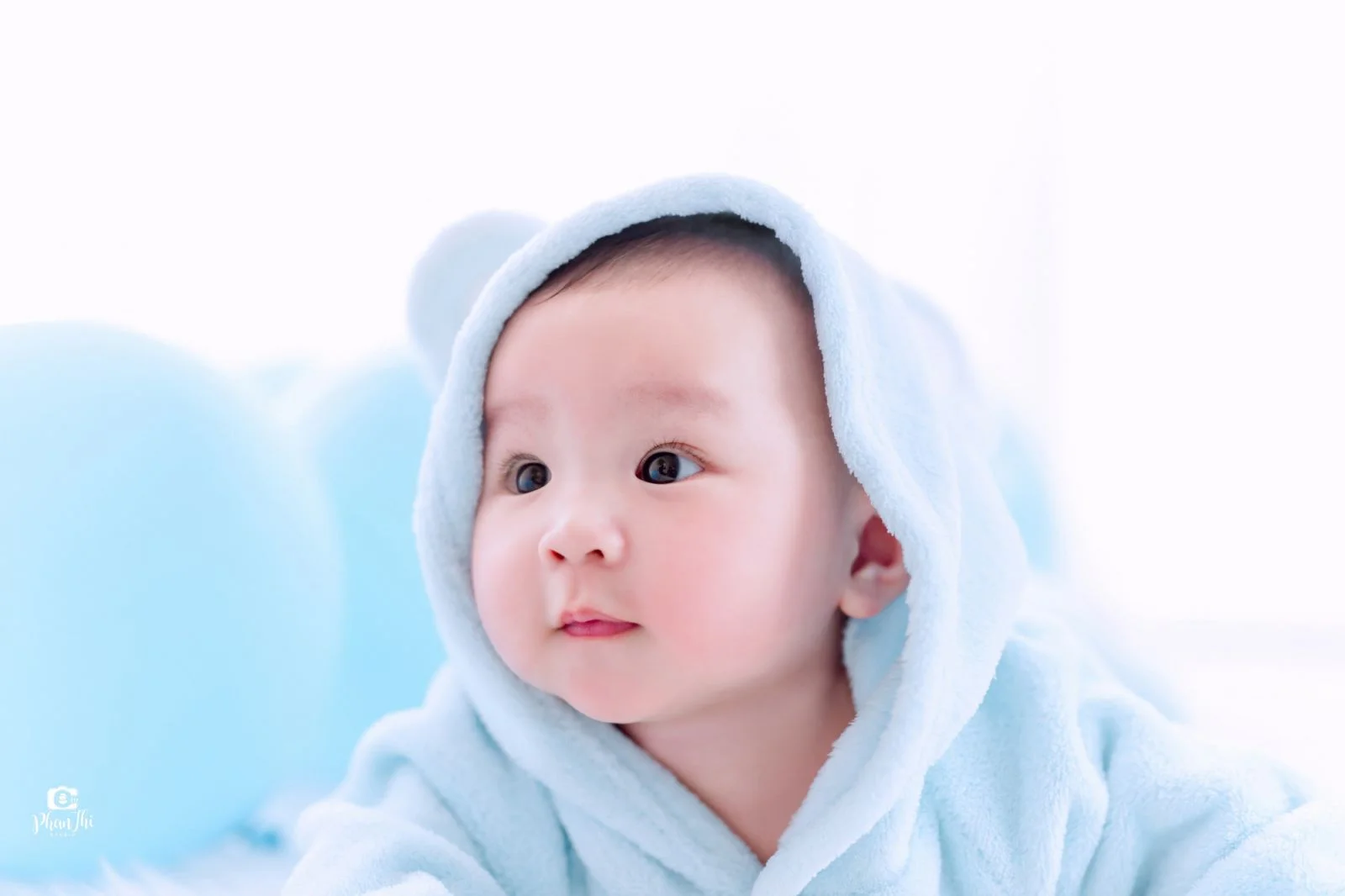 Ảnh bé trai mặc đồ gấu bông màu xanh dương cực cute