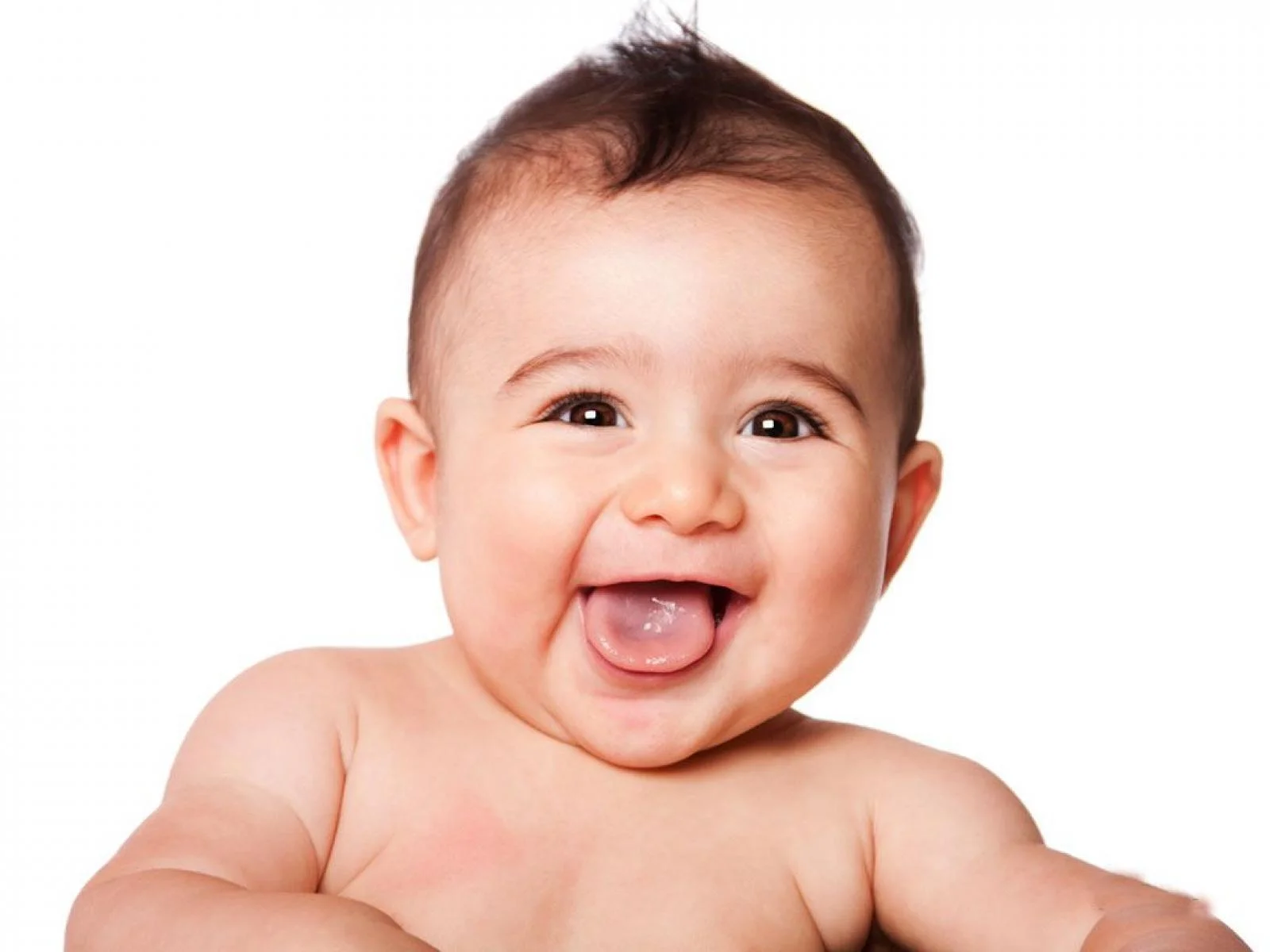 Em bé sơ sinh cười tươi lè lưỡi trên nền trắng