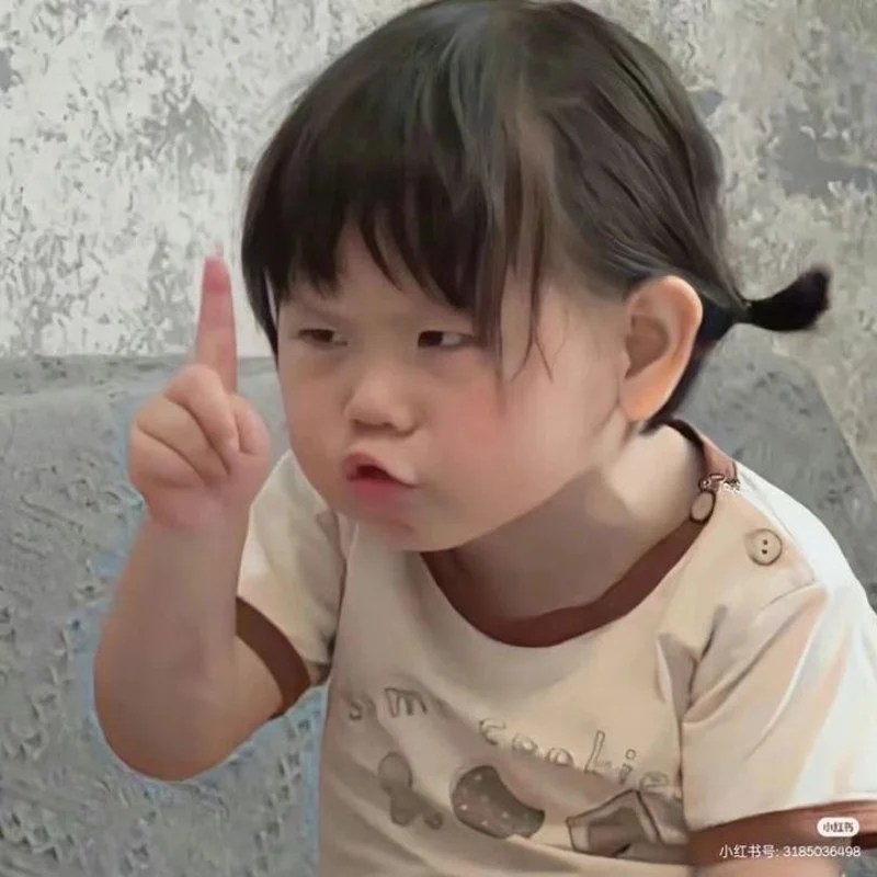 hình con bé nhỏ chỉ ngón tay lên trên