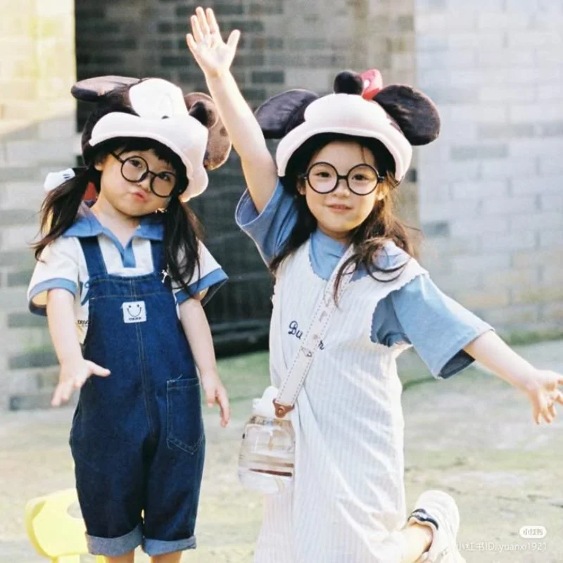 hai bé gái mặc áo khoác jeans mũ chuột