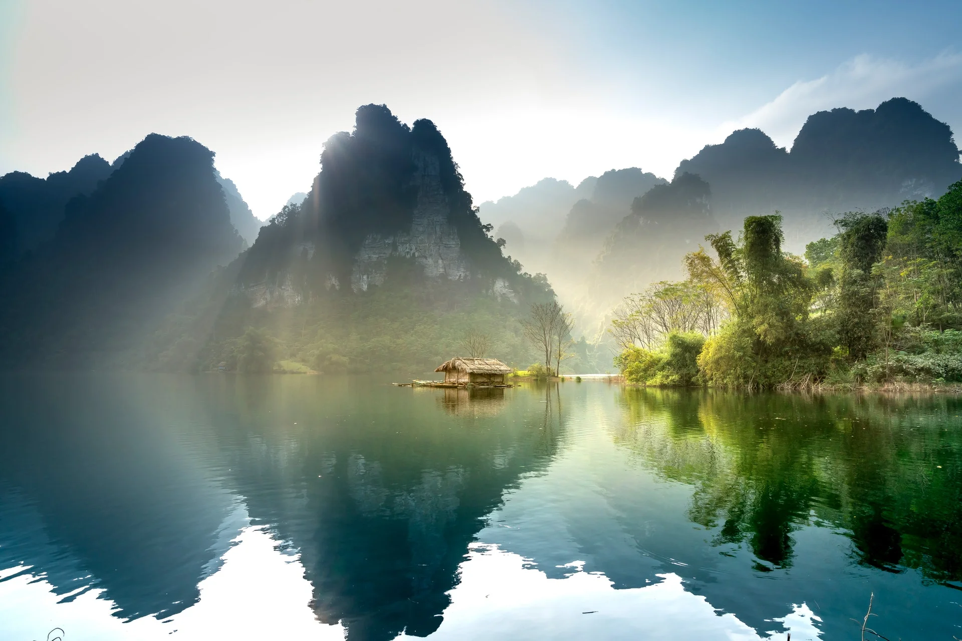 phong cảnh thiên nhiên dãy núi đá vôi ẩn hiện trong sương mờ trên mặt nước