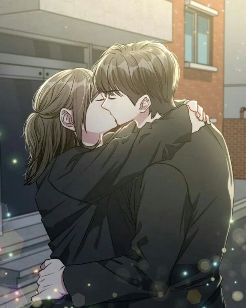 Hình cặp đôi hôn nhau trên đường phố