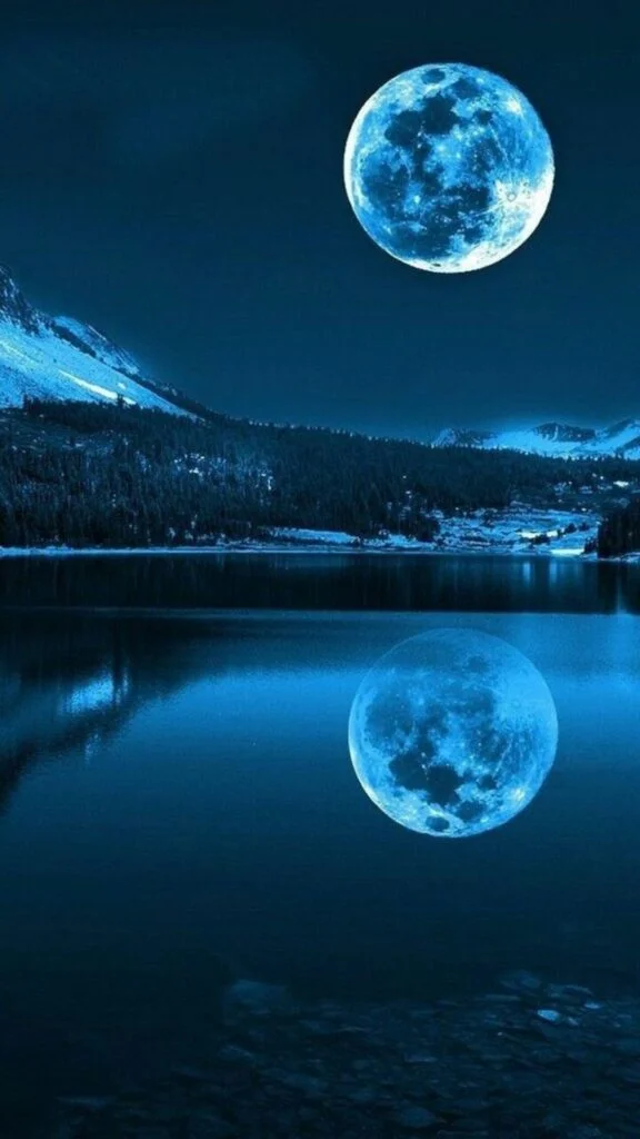 Trăng ôm mây hình trái tim đêm