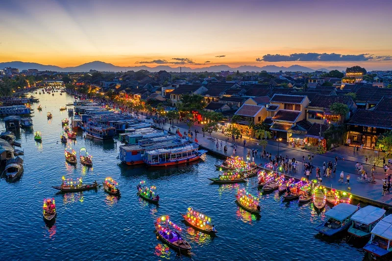 Ảnh du lịch Hội An với những chiếc thuyền thả đèn hoa đăng lung linh trên sông Hoài lúc hoàng hôn.