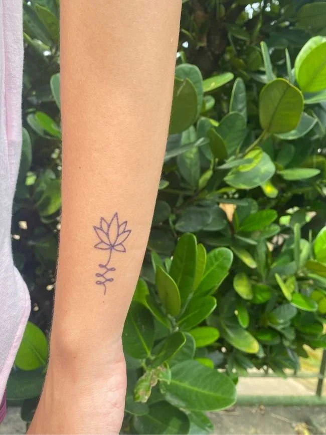 Mẫu hình xăm hoa sen nét mảnh trên cẳng tay