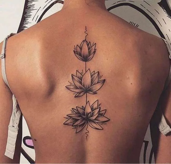Mẫu hình xăm hoa sen ba đóa xếp dọc sống lưng tĩnh tại