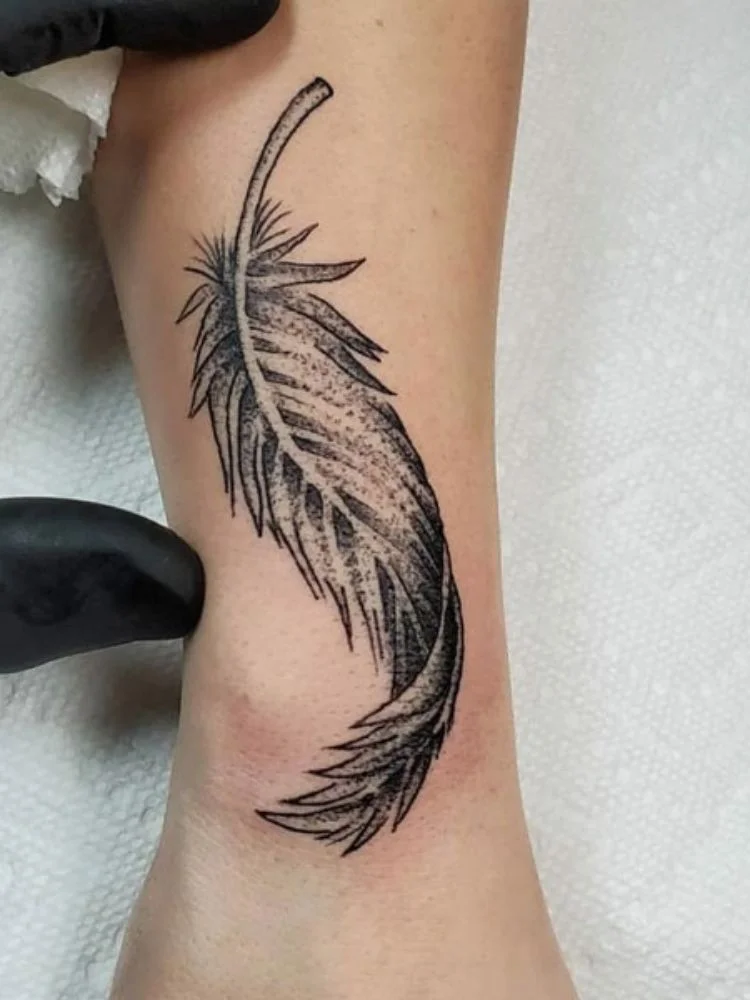 Hình xăm lông vũ ở cổ tay (3)