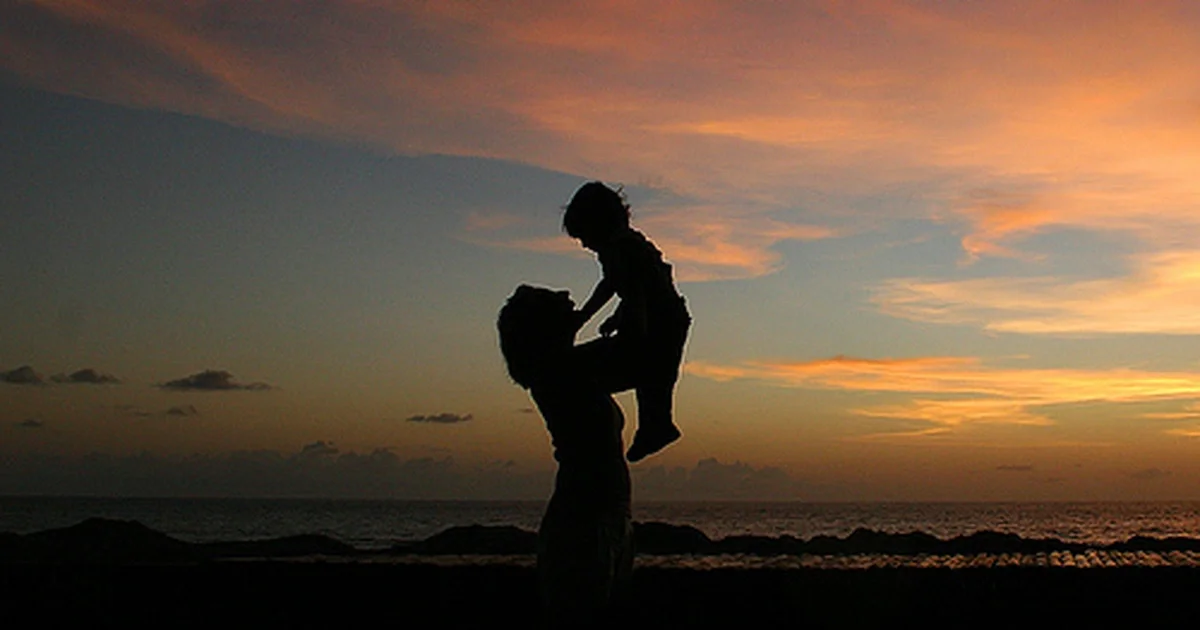 Hình bóng mẹ và con vui đùa lúc hoàng hôn, hình ảnh mẹ yêu thương