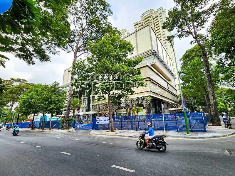 Tòa nhà Hùng Vương Plaza nhìn từ phía đường lớn có cây xanh