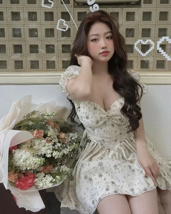 Cô gái xinh đẹp bên bó hoa làm avatar