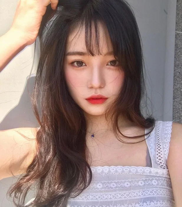 Avatar gái xinh với làn da trắng và đôi môi đỏ