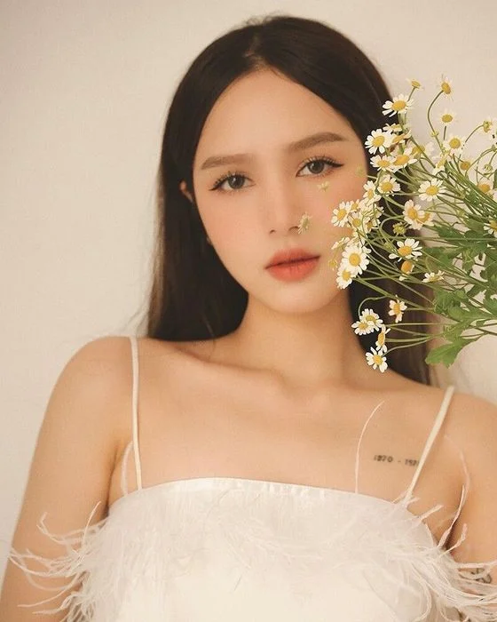Cô gái xinh đẹp cầm hoa làm avatar