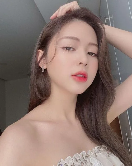 Chân dung cô gái xinh đẹp góc nghiêng làm avatar