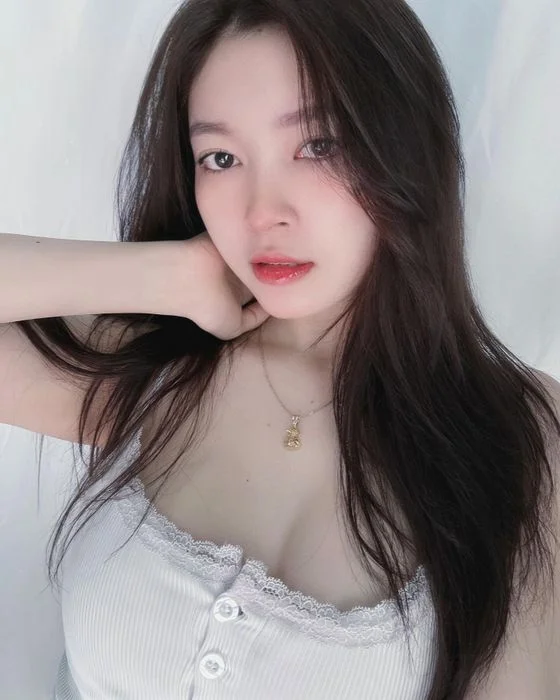 Gái xinh với mái tóc dài suôn mượt