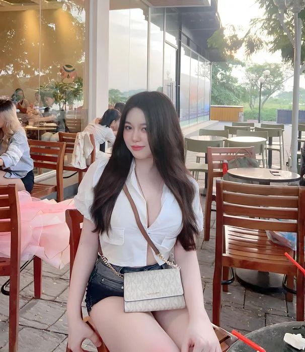 Cô gái xinh đẹp ngồi ngoài trời làm avatar