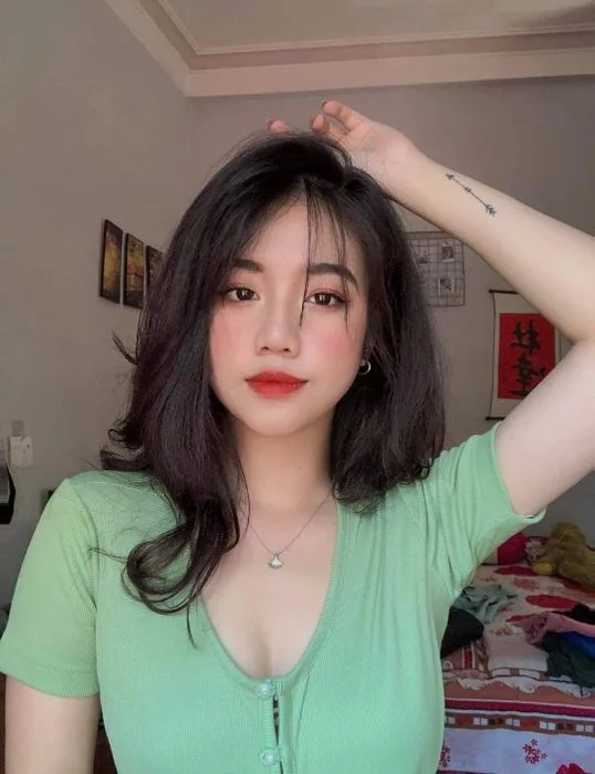 Cô gái xinh đẹp mặc áo xanh làm avatar