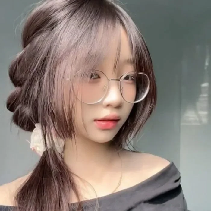 Avatar gái xinh đeo kính cận dễ thương