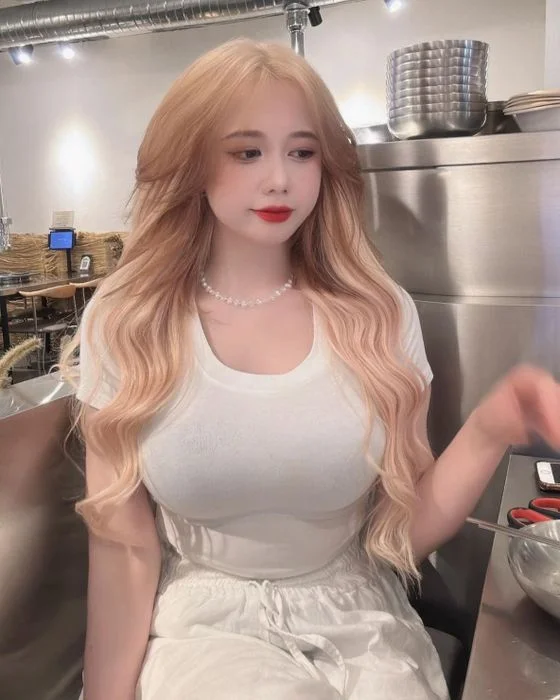 Cô gái xinh đẹp mái tóc vàng óng ả làm avatar
