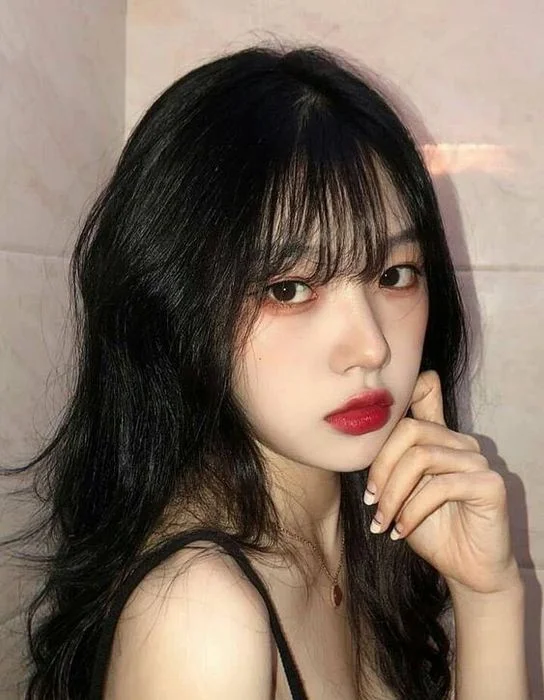Gái xinh với đôi môi đỏ rực rỡ