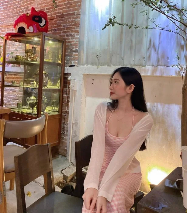 Cô gái trẻ xinh xắn ngồi trong quán cafe làm avatar