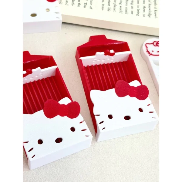 hình pixel hello kitty bút làm việc màu đỏ trắng trên bàn gỗ