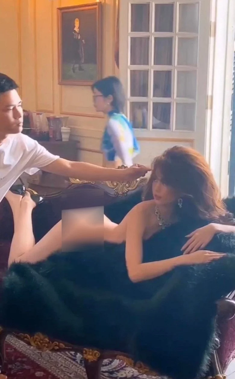 Ngọc Trinh tung ảnh hậu trường bộ hình nude khoe trọn đường cong