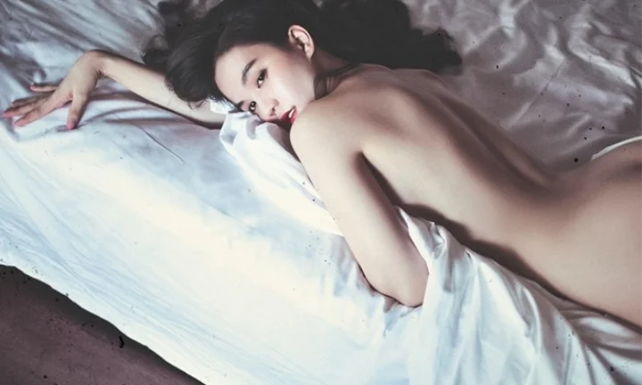 Ngọc Trinh táo bạo với ảnh nude ở Nha Trang