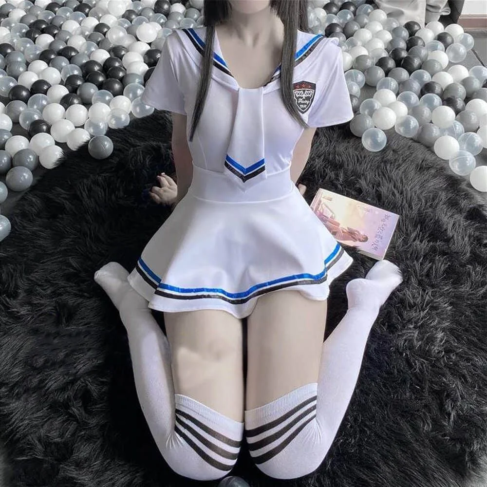 Gái xinh cosplay học sinh trong bộ trang phục trắng trên thảm lông