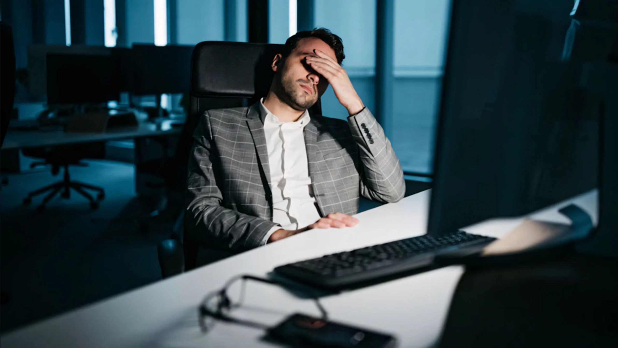 Hình ảnh đau đầu mệt mỏi do quá tải áp lực văn phòng