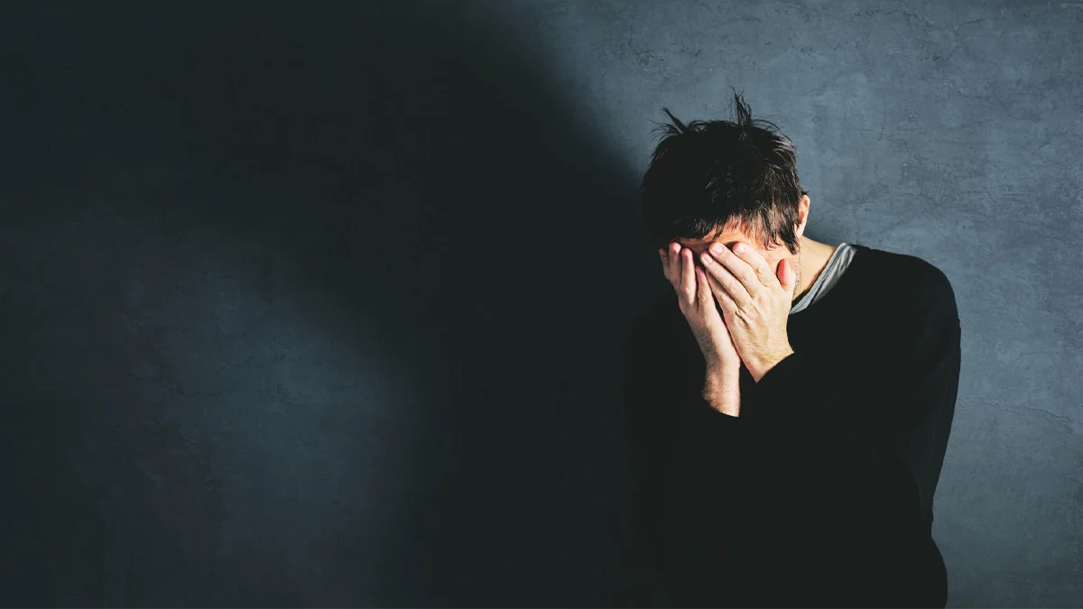 Hình ảnh đàn ông buồn đau lòng