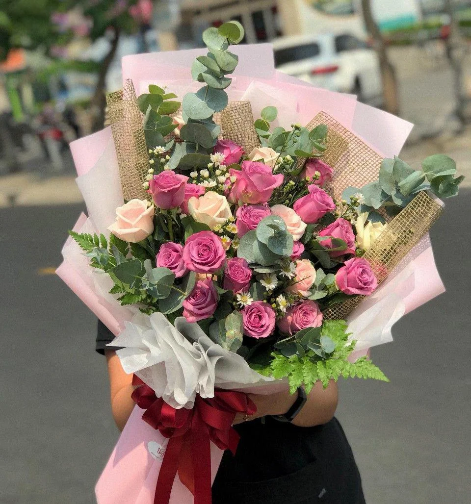 Bó hoa hồng nhiều màu sắc làm quà tặng