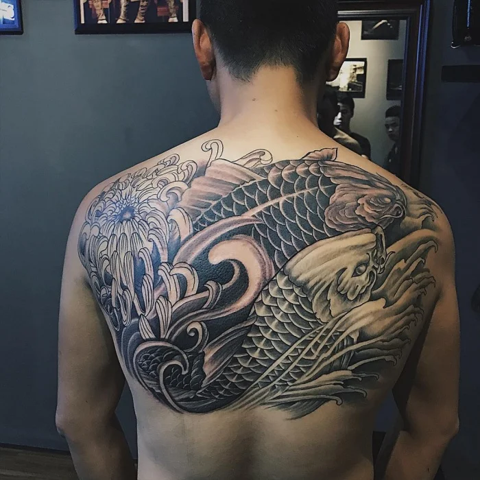 Hình xăm cá chép lớn kín lưng phong cách truyền thống