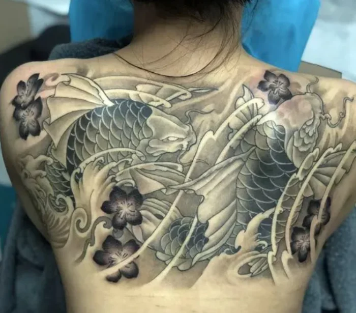 Hình xăm cá chép đen trắng kín lưng ấn tượng