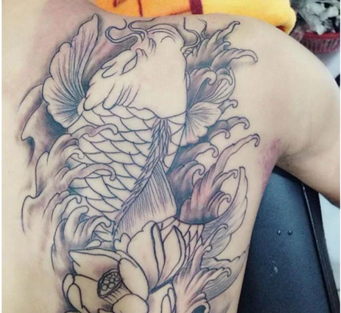 Hình xăm cá chép nét mảnh trên lưng